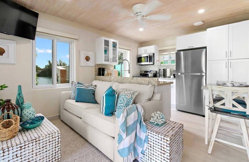 Nassau Villa | Pineapple Villa (1 Bedroom + Sofa Bed), Water Lover's Retreat- Kayaks, Fishing - Nassau's Hidden Gem