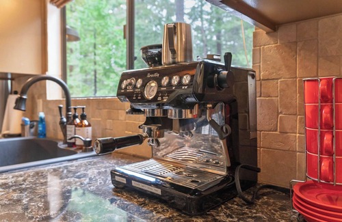 Dorrington Cabin | Pinecone Cottage Hot Tub Ski Bear Valley, Espresso, Pellet Stove, A/C