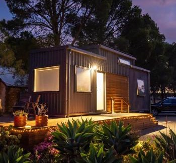 Cameron Bed & Breakfast | Pink Lake Tiny House - 'Peony'