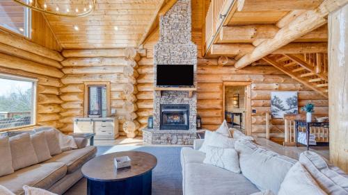Pittman Center House | Pinnacle Chalet by AvantStay Luxury Cabin w Panoramic Views Fireplace Game Room