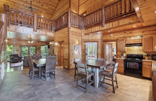Pittman Center Cabin | Pinnacle Pool View Lodge: The Ultimate Vantage Point for Fun and Relaxation!