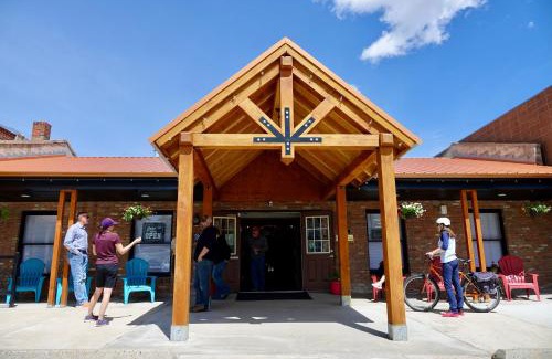 Anaconda Hostel | Pintler's Portal Hostel