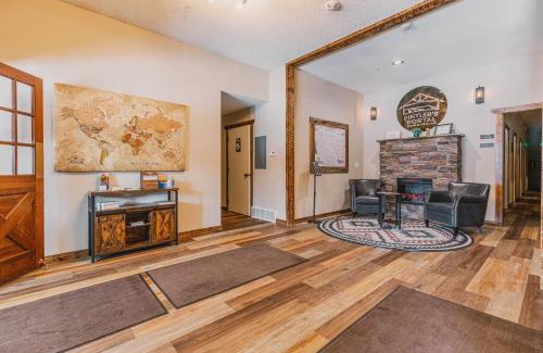 Anaconda Hostel | Pintler's Portal Hostel