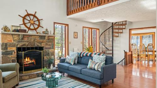 East Stroudsburg House | Pirate-Themed Lakefront Home w Kayaks Game Room Views Hidden Treasure Hunt