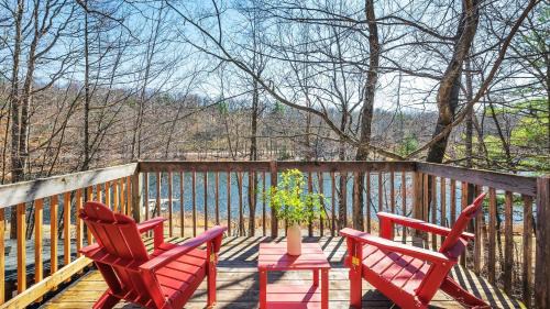 East Stroudsburg House | Pirate-Themed Lakefront Home w Kayaks Game Room Views Hidden Treasure Hunt