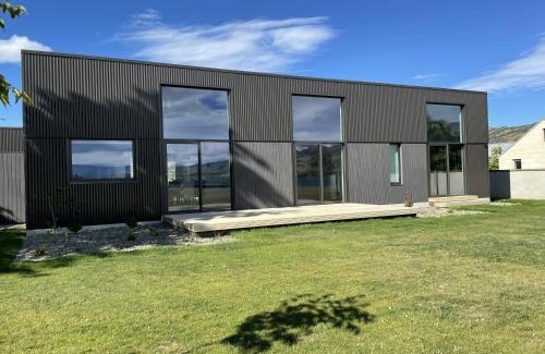 Lowburn Bed & Breakfast | Pisa House Lakefront Boutique B&B