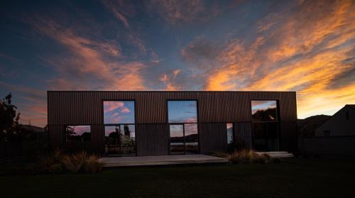 Lowburn Bed & Breakfast | Pisa House Lakefront Boutique B&B