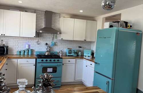 Princess Jeanne House | Pleasant 50s style 2/3 bedroom home with modern touch