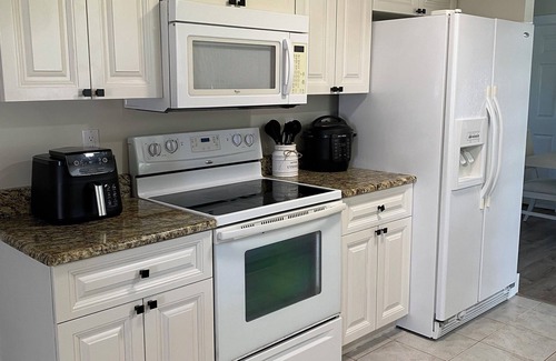 Trafalgar House | Pleasant beautiful and cozy 3-bedrooms 2 bathrooms entire house in Cape Coral.