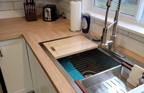 Tangier Cottage | Pleasant Harbour Oceanfront Hot-tub and Kayaks