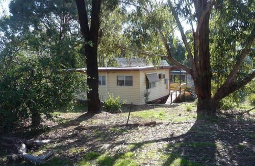 Howqua Inlet Cottage | Plough Cottage is a charming and cozy getaway for the family at a cheap price