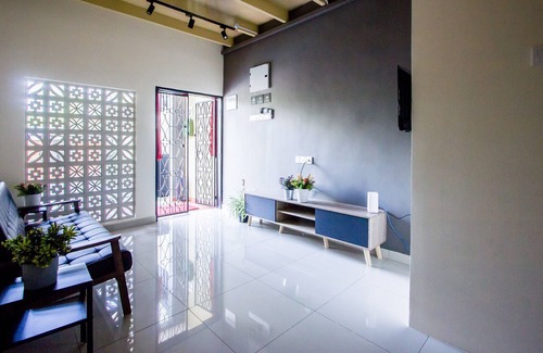 Benggali Hotel | Plumeria 5BR Garden House by uBook