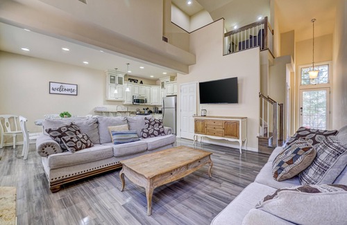 Lake Harmony Apartment | Pocono Retreat -1 Mile to Lake and Skiing