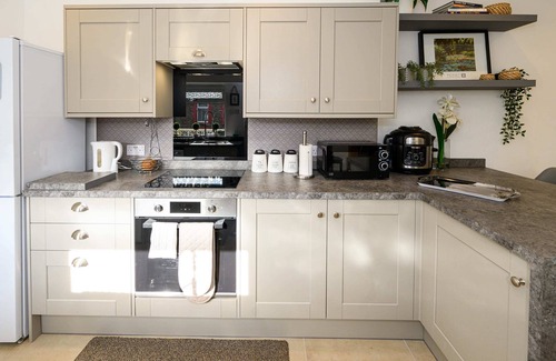 Abercwmboi House | Poet's Cottage: Breathtaking Aberdare Heritage