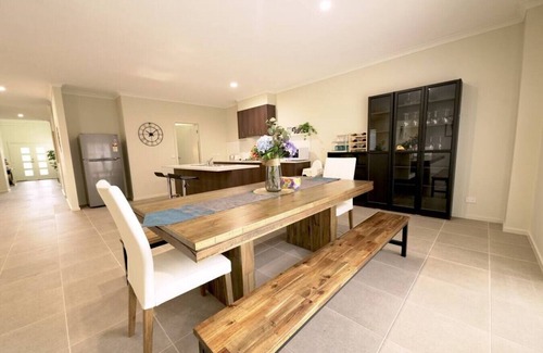 Point Cook House | Point Cook 6 BRM 4-Bathroom House for Big Group