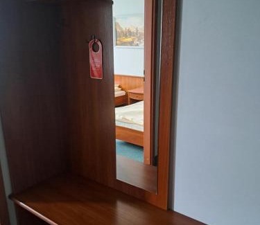 Tomaszow Mazowiecki Apartment | Pokoj dwuosobowy z łazienka osobne łózka