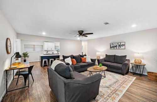 Deer Park House | Pool 5 Star Large Deer Park home Super Host