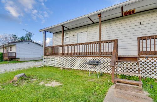Stoutsville Apartment | Pool and Fishing Access Apt Near Mark Twain Lake