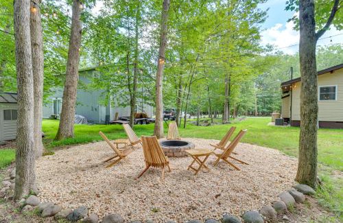 East Stroudsburg House | Pool and Lake Access, Yard Poconos Family Getaway