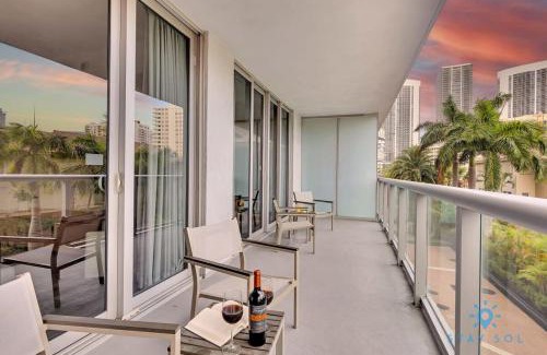 Hallandale Beach Apartment | Pool Apartment with Balcony Near Beach