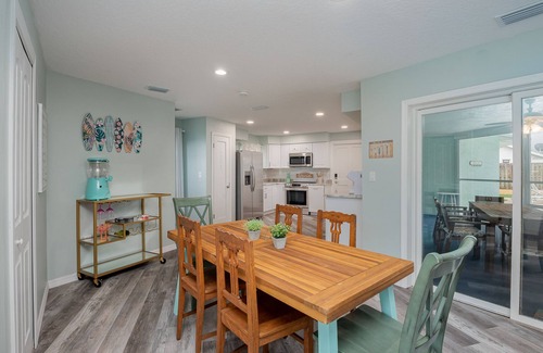 Cape Caneveral Beach Gardens House | Pool home > 1/2 miles to beach 1 mile to Port Watch Rockets take off and land