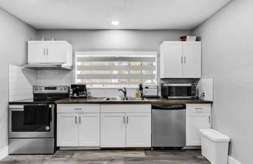 North Miami House | Pool home with king-size bed in North Miami