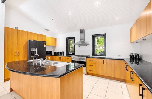 Chapel Hill House | Pool, Tennis & Cinema! 7Beds Bali-Inspired Retreat