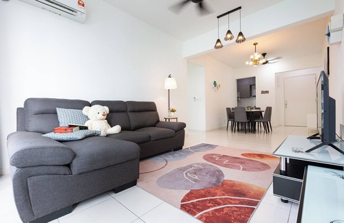 Tanjung Bungah Condo | Pool View 3BR* Walk to SHOPS EAT * AC & Wi-Fi