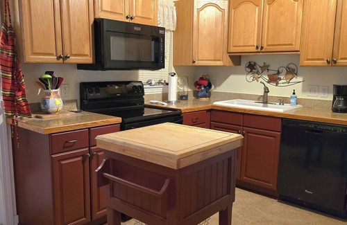 St. Marys House | Pool/Walk to Ferry/Pet Friendly/Fenced In Yardn