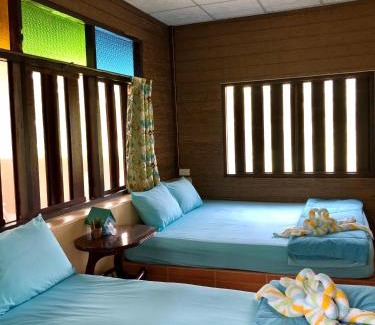 Trat House | Pop riverside trat