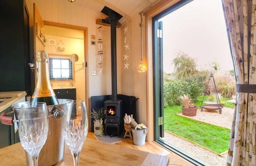 Redmile Cabin | Poppie's Shepherd's Hut - Wellness & Hot Tub