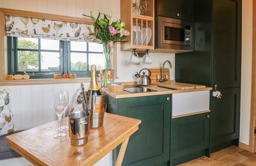 Redmile Cottage | Poppie's Shepherds Hut at Shepherds Lodge Retreat and Wellness