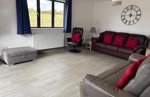 Newark upon Trent House | POPPY LUXURY LODGE Sleeps 8 at Fairview Farm, Ravenshead, Nottingham Near Sherwood Forest, Dog Friendly, Farm Stay great for wedding groups, families, Hen Do's, friends gatherings with amazing views