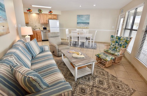 Gulf Shores Condo | Popular beachside condo for 6