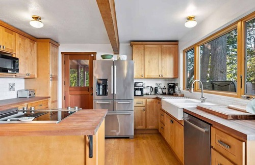 Suquamish House | Porpoise Paradise Waterfront Home w Beach/Hot Tub