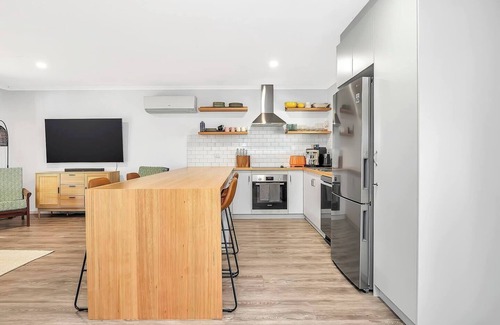 Port Willunga House | Port Parade Poolside BBQs and Modern Beach Living