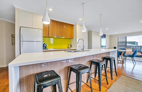 Bridport House | Port View Escape is a spacious 3 bedroom home, offering 2 bathrooms,.