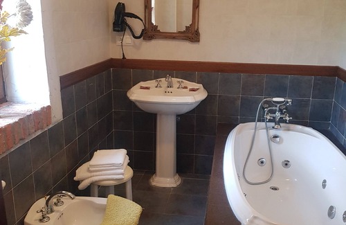 Los Corrales de Buelna Hotel | POSADA RESTAURANTE MEDIEVAL EL MANJON