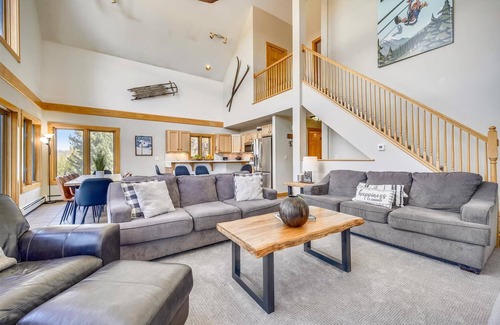 Breckenridge House | Powder Moose Villa-Stunning Mountain Views from this Private Home with Hot Tub!