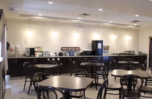 Macklin Hotel | Prairie Moon Inn & Suites Macklin