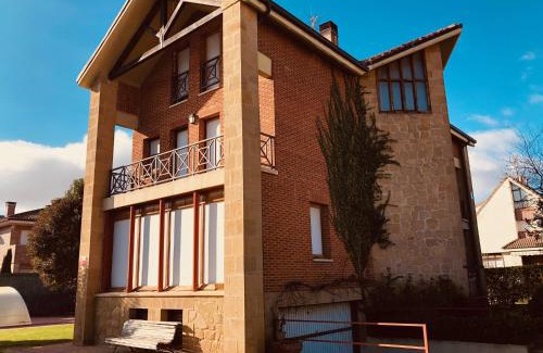 Haro House | Preciosa casa independiente con piscina cubierta y gran jardín privados