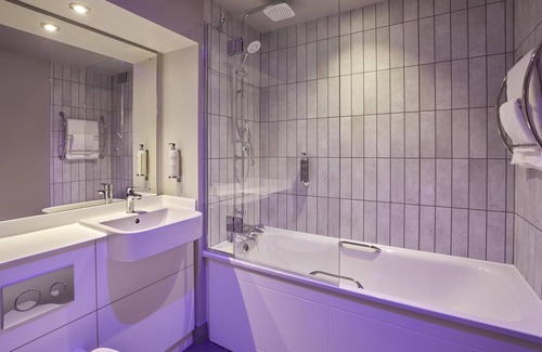 Epsom Hotel | Premier Inn Epsom Central