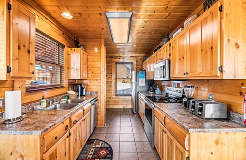 Gatlinburg - Pigeon Forge Cabin | Premium Host: Full Log Cabin/Spectacular MountainViews/HotTub/WiFi/Pool/Gym !