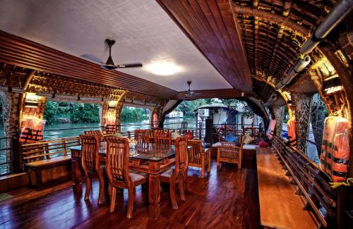 Kumarakom Boat Rental | Premium Houseboat - Indian hospitality service