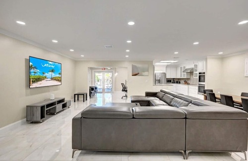 South Lake Villa | Premium Luxury 5BR/4BA Villa near Hollywood Beach