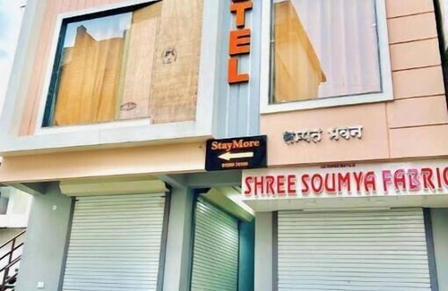 Maheshwar Apartment | Premium quadruple room AC 3-5 occupancy@StayMore