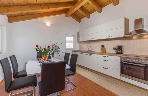 Fiorini Apartment | Premium Two-Bedroom Apartment/BEACH 5 minutes/GARDEN