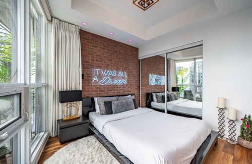 Bathurst Quay Hotel | Presidential Hotel - Stunning City and Water Views