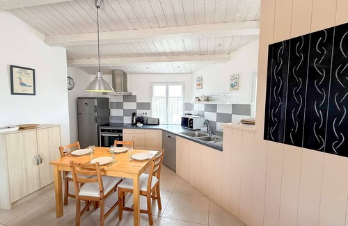 Ars-en-Re House | Pretty, quiet apartment with a view of the bell tower