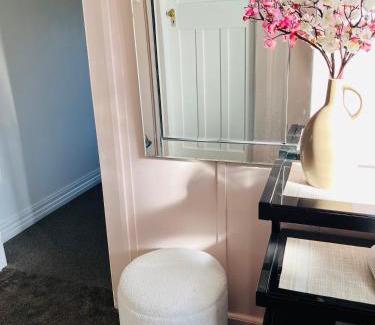 Saint Kilda Villa | Pretty Villa Close to St Clair Beach private parking